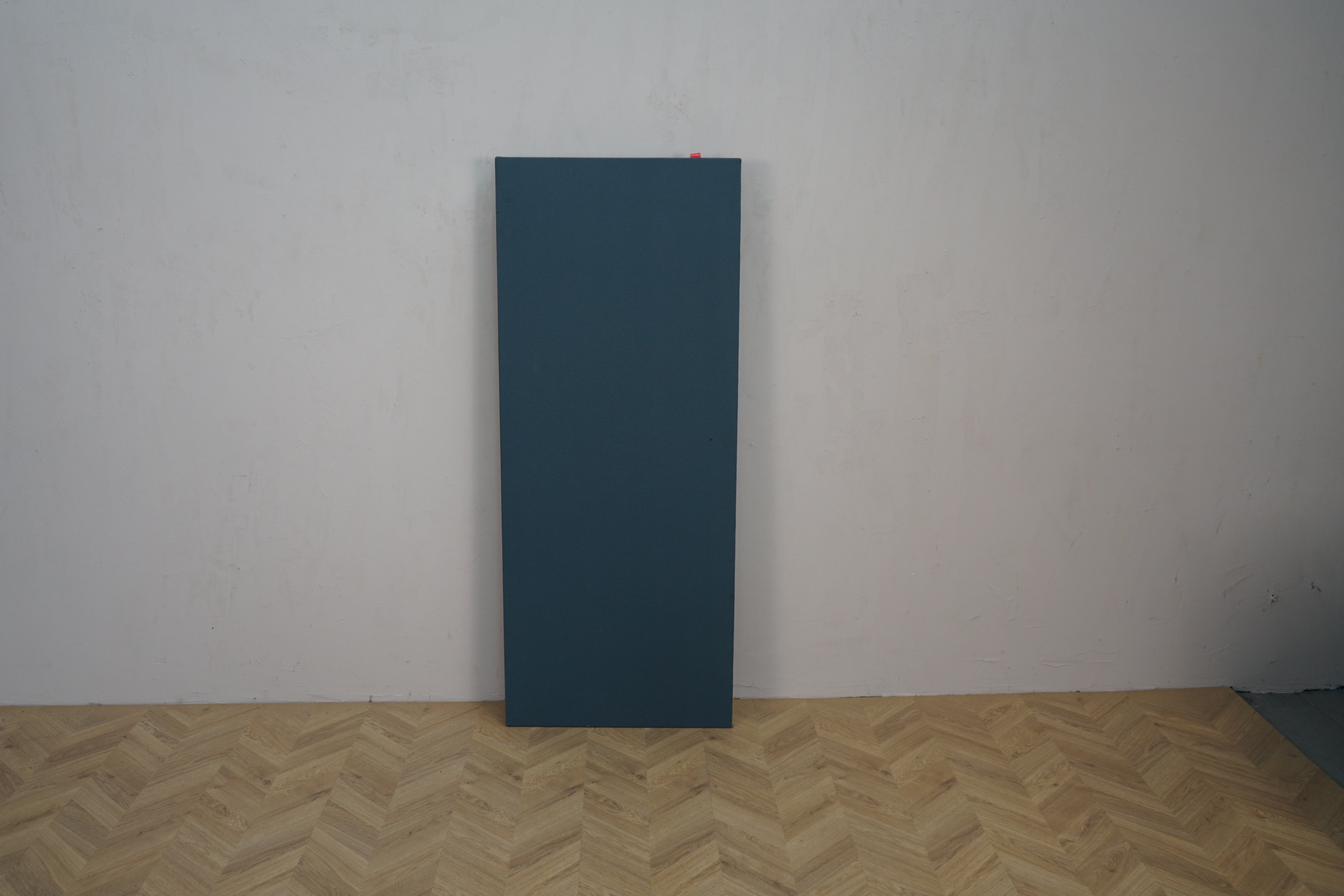 Scan Sørlie bordskærm 160x60 cm i mørkeblå – lydabsorberende afskærmning med beslag, set forfra